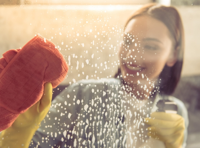 11 frau macht sauber duschkabine putzen hilfreiche tipps
