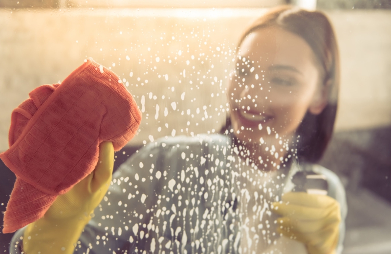 11 frau macht sauber duschkabine putzen hilfreiche tipps