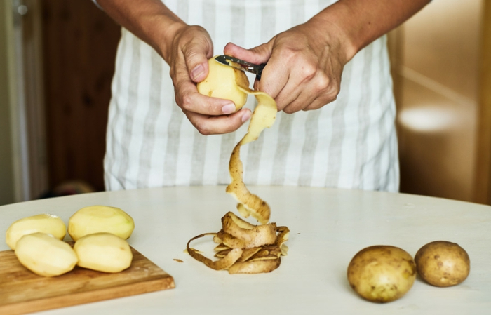 11 person schaelt kartoffeln wie kann man kartoffelschalen verwenden