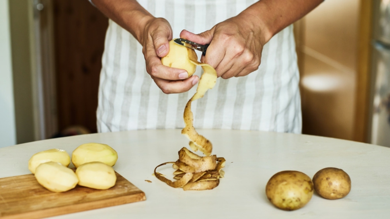11 person schaelt kartoffeln wie kann man kartoffelschalen verwenden