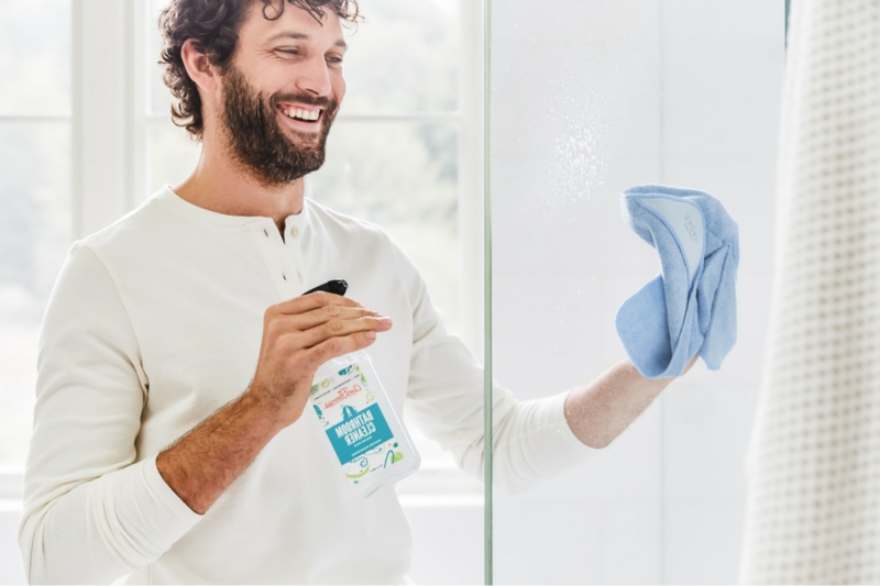 2 mann reinigt badezimmer dusche putzen infos