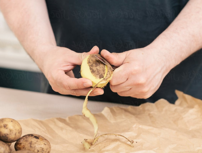 5 person schaelt kartoffeln wie kann man kartoffelschalen verwenden