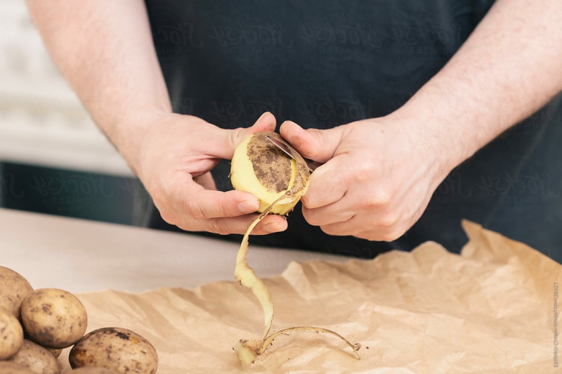 5 person schaelt kartoffeln wie kann man kartoffelschalen verwenden