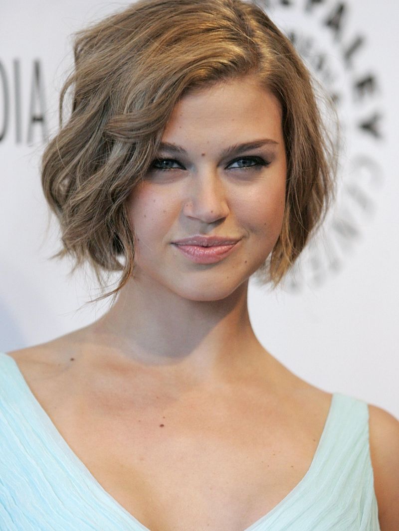 adrianne palicki wavy bob kurz aschenblon mit blauem kleid