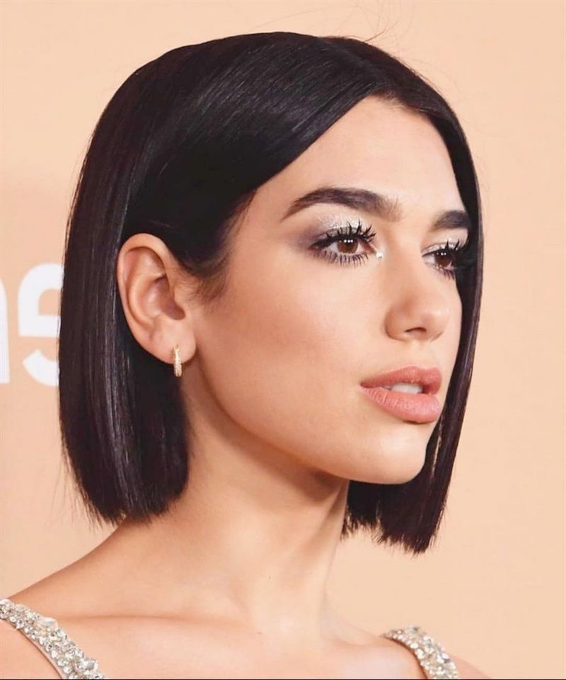 bob frisur mit pony und fransiger kontur dua lipa mit schwarzen haaren und boyfriend bob frisur