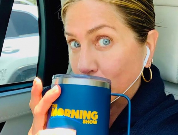 frisuren graue haare mit strähnchen fischgraet highlights jennifer aniston selfie im auto mit kaffeetasse