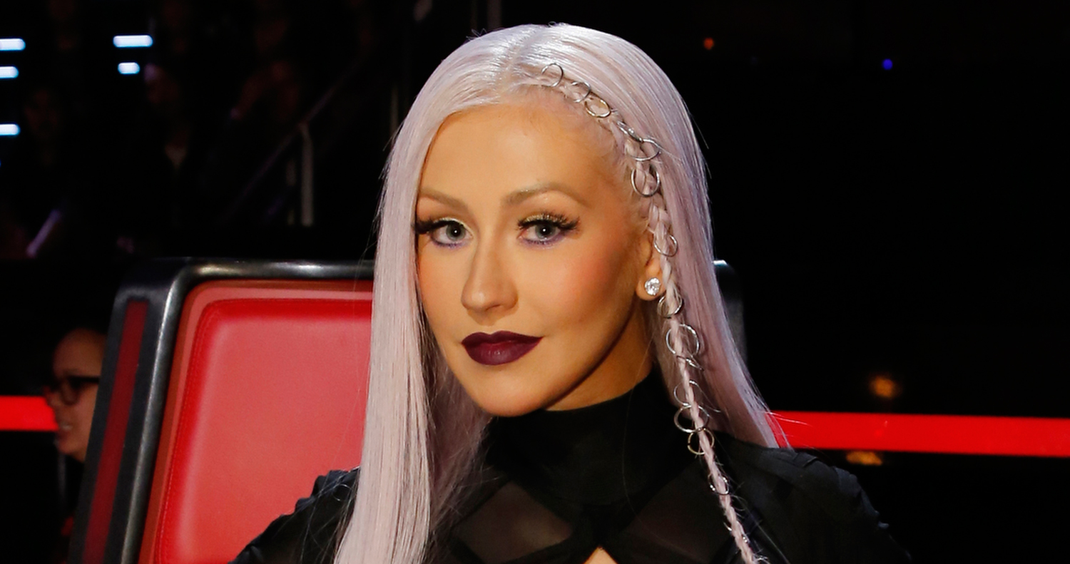 aguilera mit platinblonden baby braids und ringen 00look