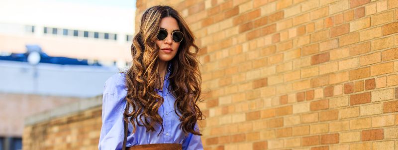 beach waves botticelli waves lange haare frisur bilder frau auf dem strand mit brille und gestylten haaren