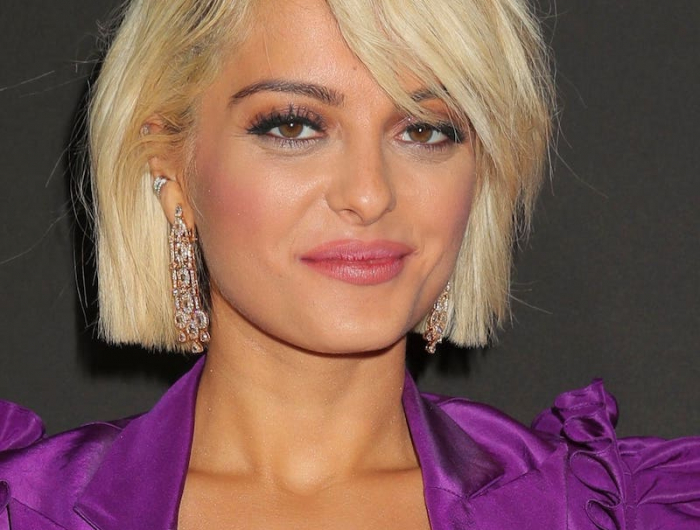 bob kurz bob mittellang bebe rexha mit schoenen blonden haaren mit pony