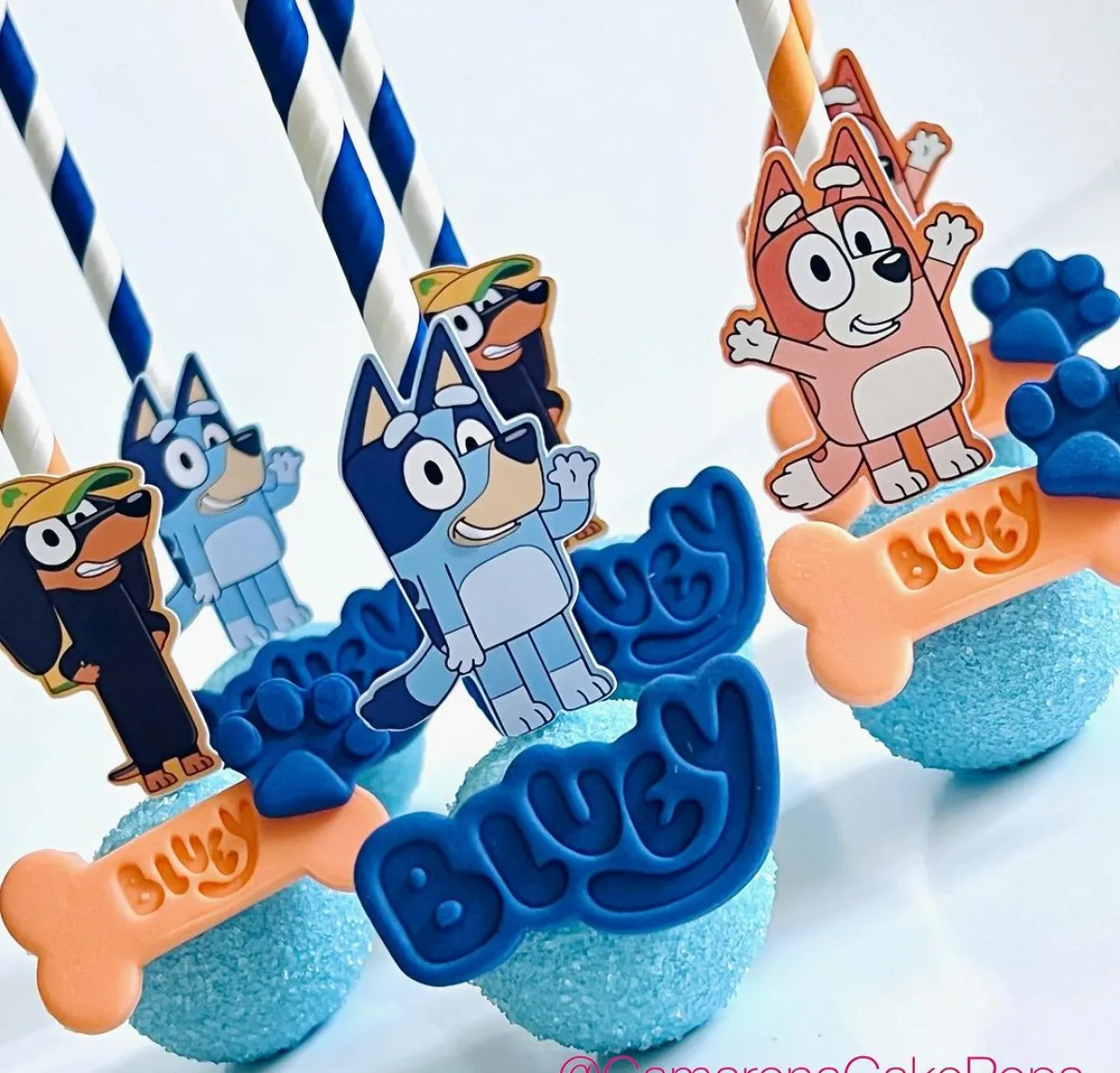 cakepops für kindergeburtstag bluey thema