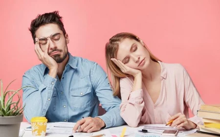 emotionale erschoepfung eine frau und ein mann die sehr muede sind