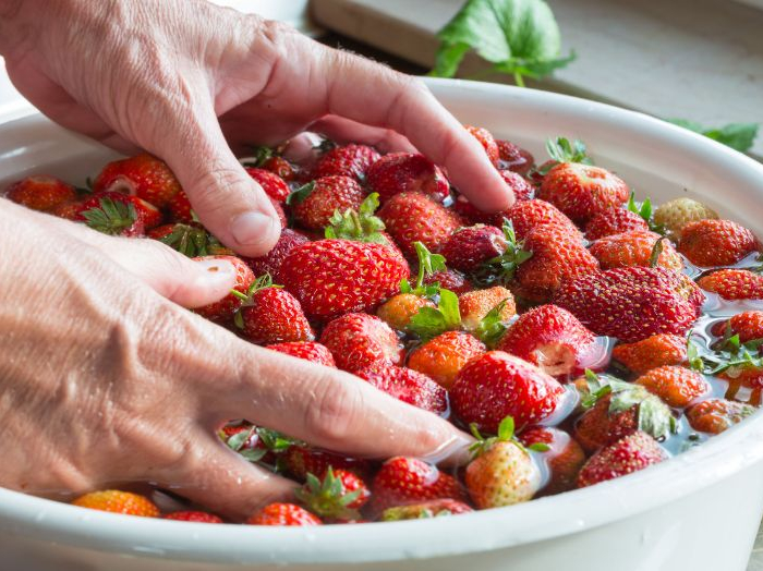 erdbeeren haltbar machen mit apfelessig natron und wasser