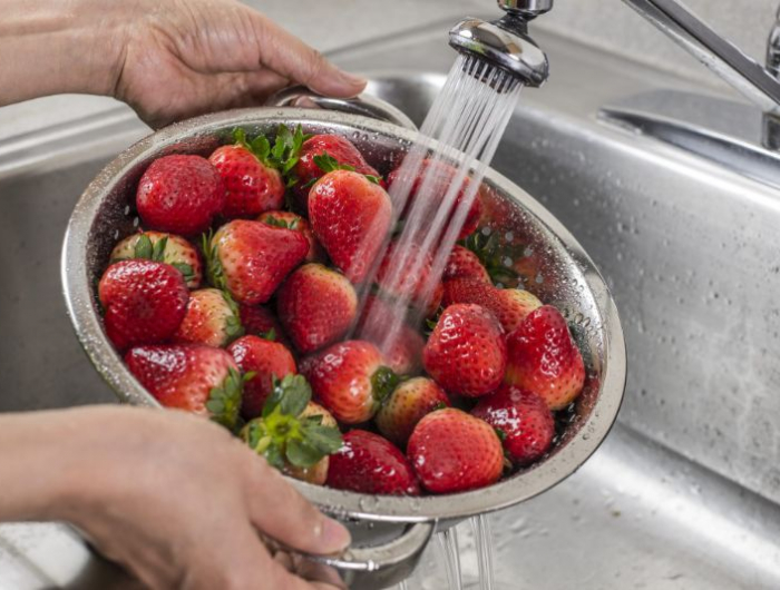 erdbeeren spuelen großaufnahme hand schale erdbeeren