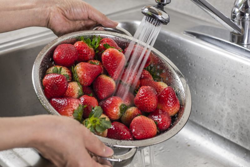 erdbeeren spuelen großaufnahme hand schale erdbeeren