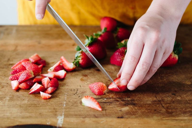 erdbeeren zubereiten stiele entfernen