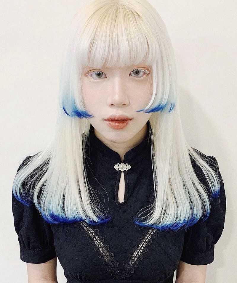 extravagante frisuren hime cut frisurentrend platinblonde lange haar mit blauen highlights
