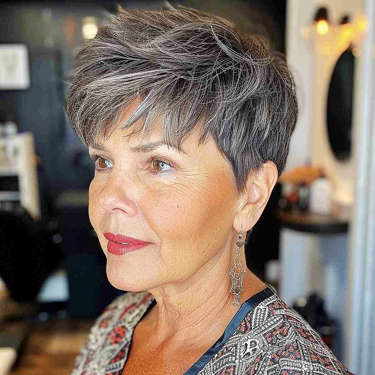 flotte frisuren fuer aeltere damen pixie cut mit pony graue haare 2024