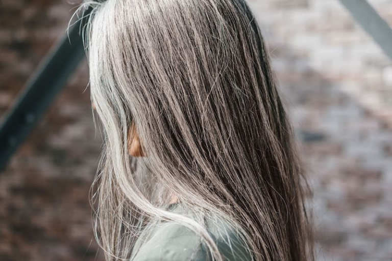graue haare mit straehnchen aufpeppen lange haare.