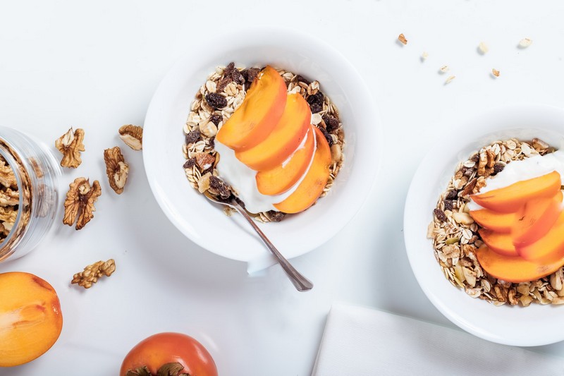 haferflocken diaet bei diabetes mit haferflocken fruehstueck mit haferflocken zum abnehmen zwei schuessel mit haferflocken milch pfirschich scheiben