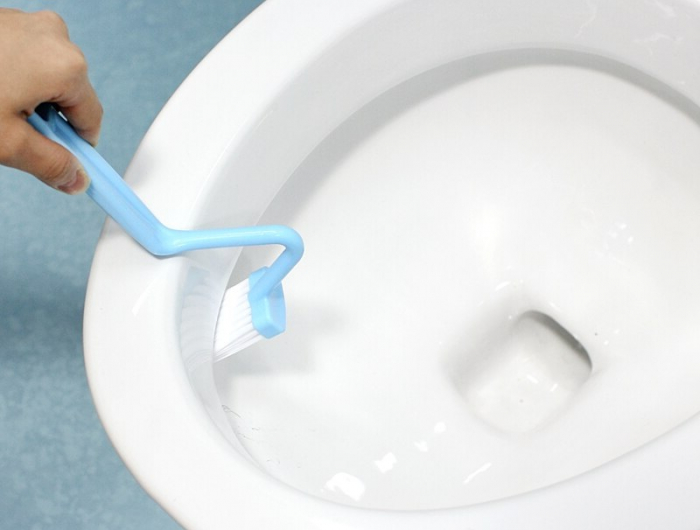 hartnaeckiger schmutz un ablagerungen in der toilette entfernen mit kaffeesatz