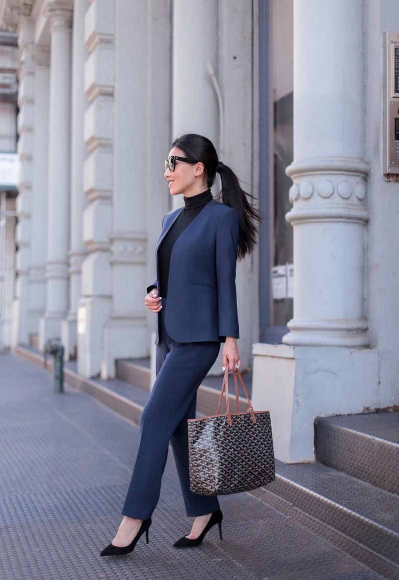 hosen fuer kleine frauen eine schoene frau mit blauen hosen und blazer