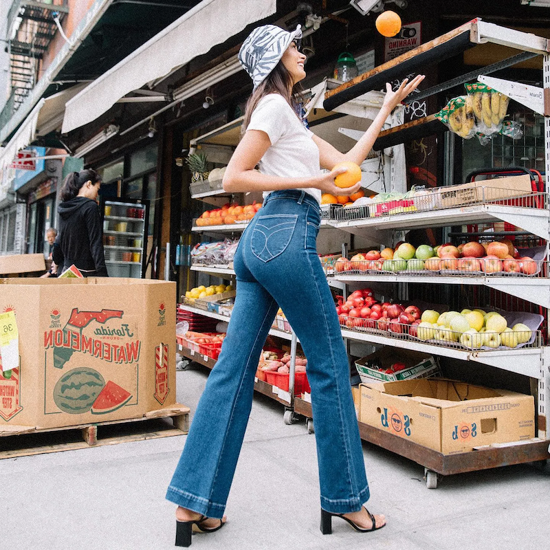 jeans kurzgrößen eine frau mit jeans hosen für kleine damen