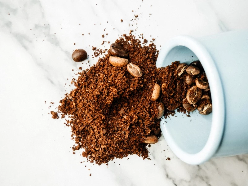 kaffeesatz als duenger organischer rosenduenger frisch gemahlener kaffee