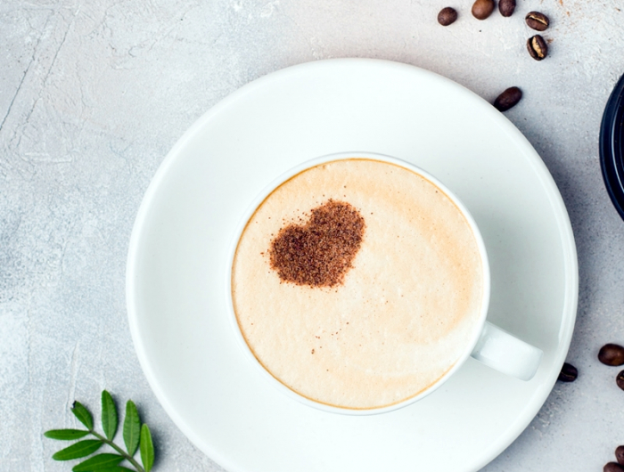 kaffeesatz als duenger tasse kaffee herz organischer rosenduenger