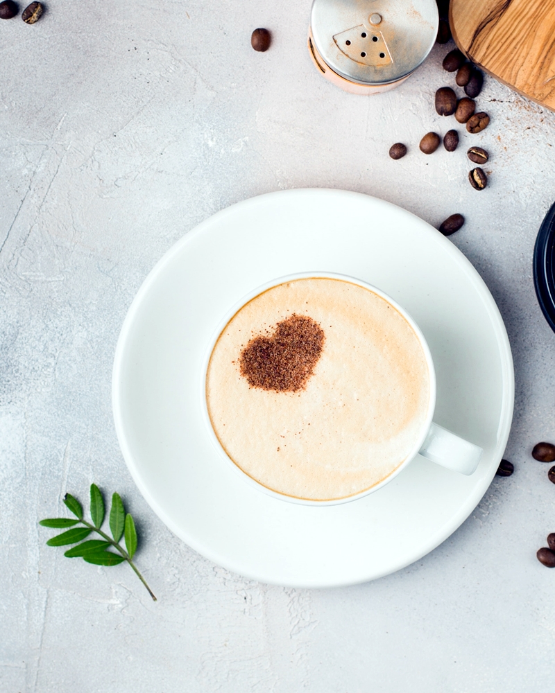 kaffeesatz als duenger tasse kaffee herz organischer rosenduenger