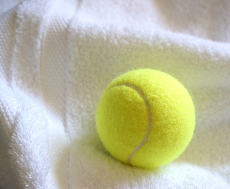 kann man kissen mit federn waschen kopfkissen waschen und trocknen gelbes tennisball gegen verklumpen