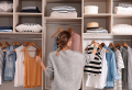 Platzsparend Kleiderschrank einräumen: Ordnen Sie Ihre Klamotten im Nu mit unseren cleveren Tipps!