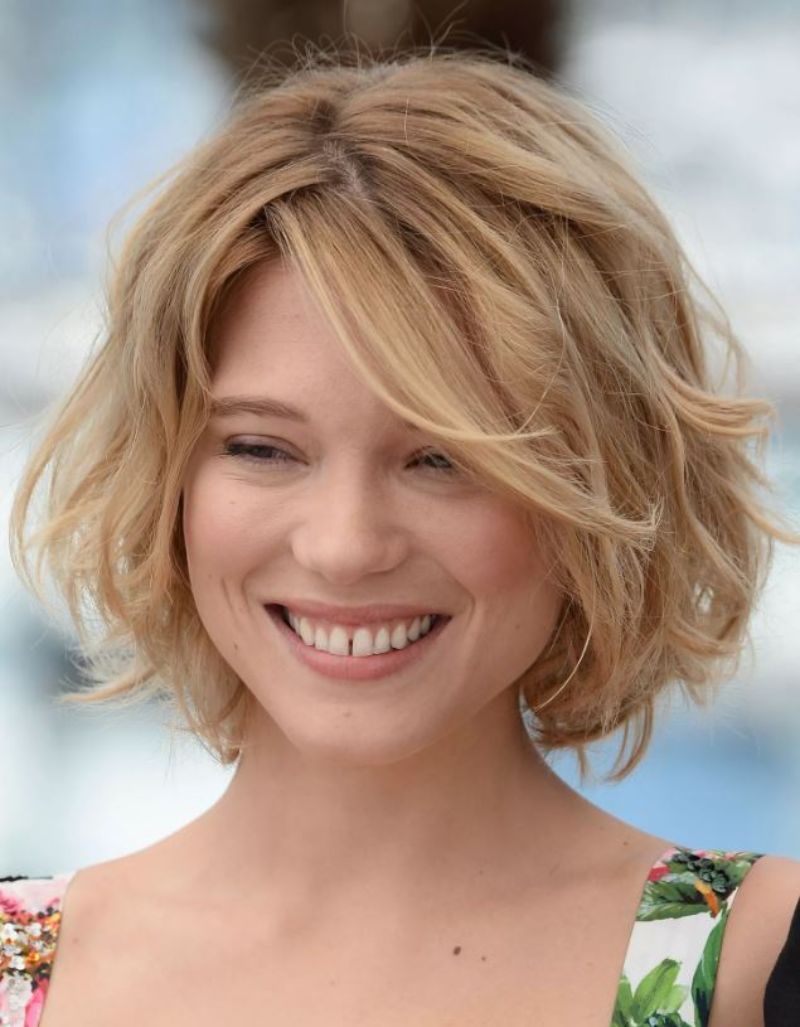 laidback bob kurz wavy bob mit pony blonde fame laechelnd