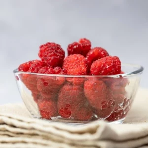 lebensmittel fuer besseres gedaechtnis erdbeeren in glasschuessel