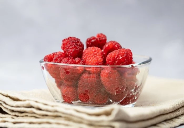 lebensmittel fuer besseres gedaechtnis erdbeeren in glasschuessel