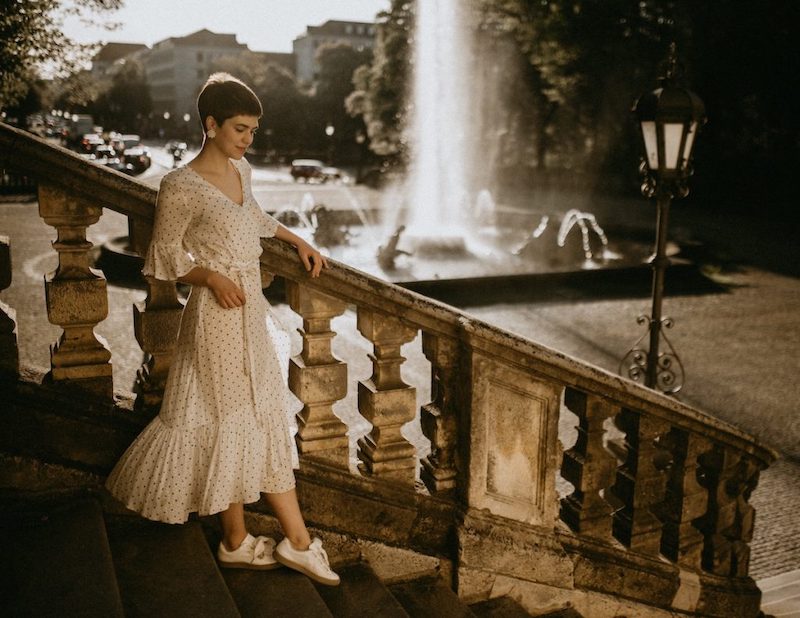 luftige sommerkleider knielang eine schoene frau mit langem sommerkleid