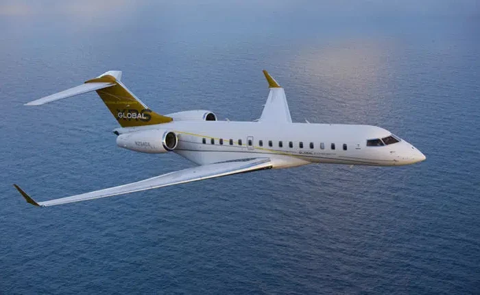 luxusreisen in kleinen gruppen private jet mieten aeroaffaires weisses flugzeug ueber das meer