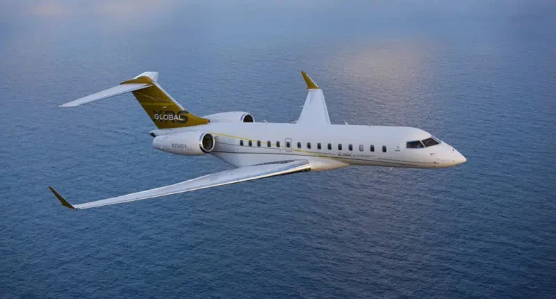 luxusreisen in kleinen gruppen private jet mieten aeroaffaires weisses flugzeug ueber das meer