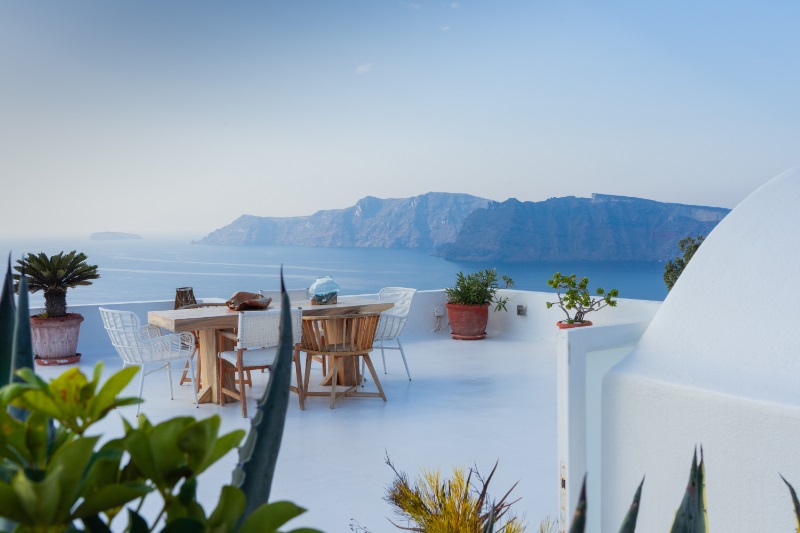 mediterrane balkonbepflanzung weisse terrasse mediterraner stil