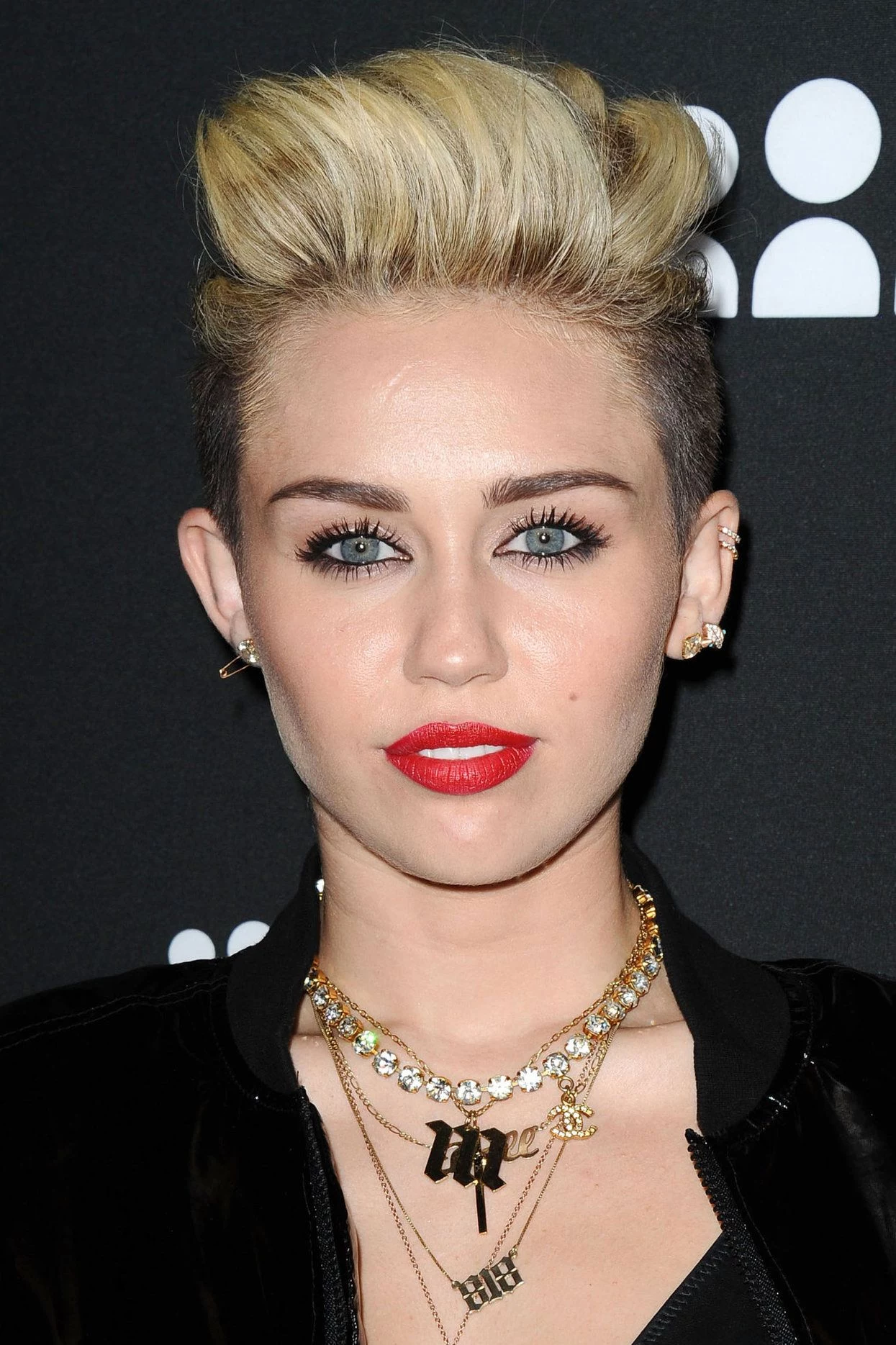 miley cyrus kurzhaarfrisuren mit undercut für frauen nach hinten gestylt