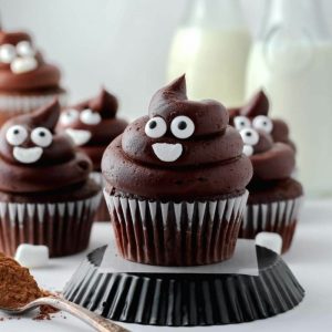 muffins für kindergeburtstag kacke emoji cupcackes mit schokolade leckere desserts backen mit rezept