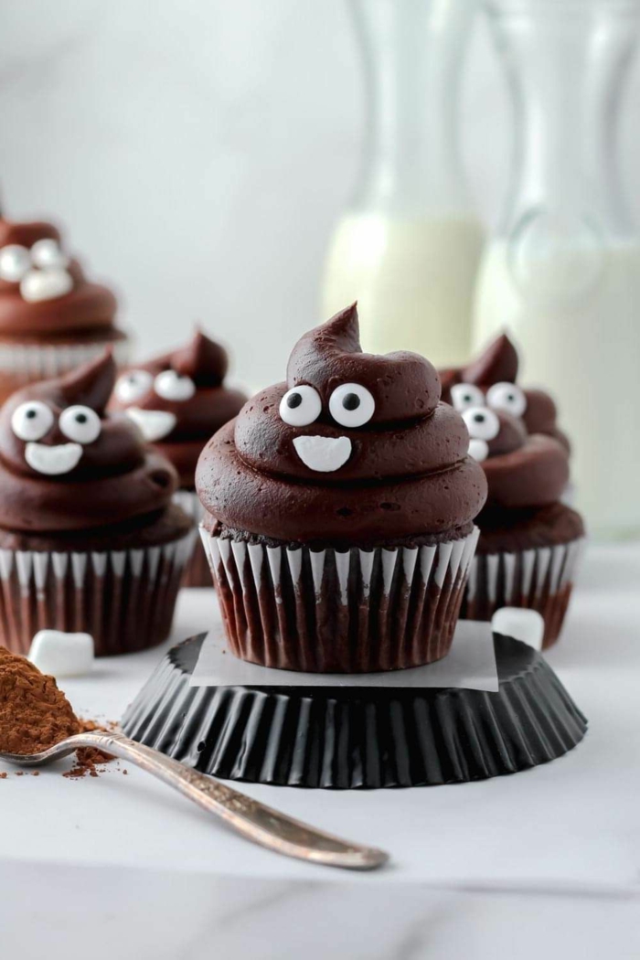 muffins für kindergeburtstag kacke emoji cupcackes mit schokolade leckere desserts backen mit rezept