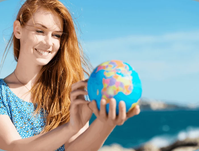 reisen für alleinstehende frauen eine frau mit globus im hand