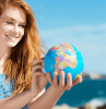 reisen für alleinstehende frauen eine frau mit globus im hand