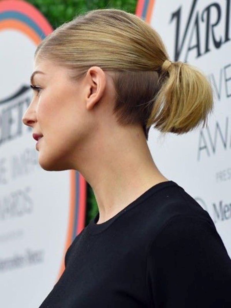 rosamund pike undercut für frauen ab 40 mittellange haare mit pferdeschwanz