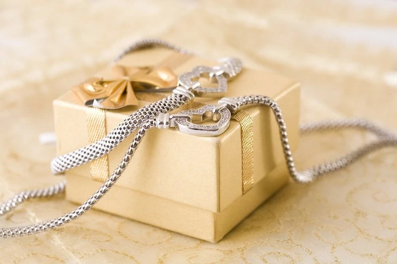 schmuck verschenken verpacken toller schmuck wie schmuck verschenken gotze gold silberne kette mit kristallen goldene box