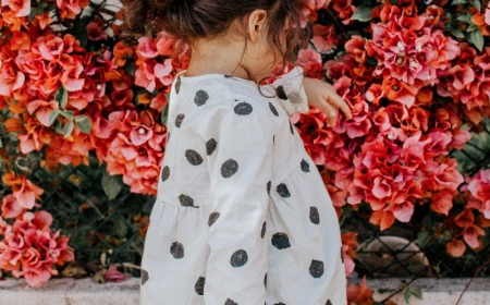 schnittmuster kinder ein maedchen in polka dots bluse