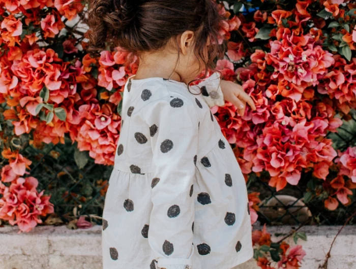 schnittmuster kinder ein maedchen in polka dots bluse