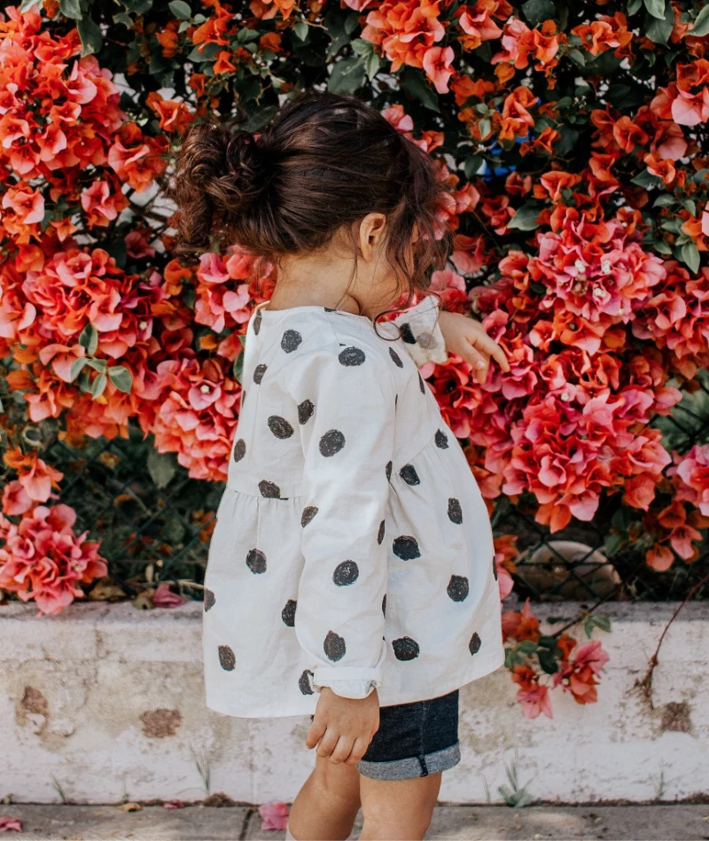 schnittmuster kinder ein maedchen in polka dots bluse