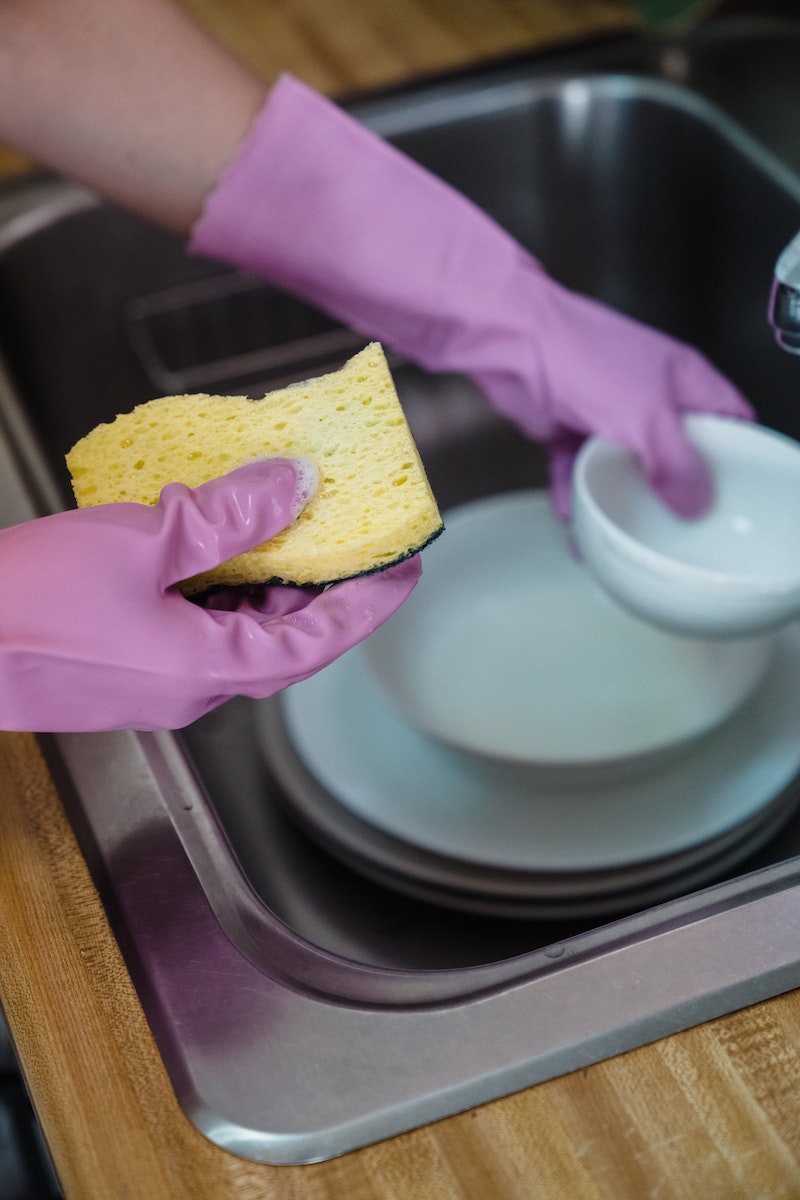 spuelmaschine verwenden wann lohnt sich eine neue spuelmaschine geschirr handwaschen gelbe schwamm