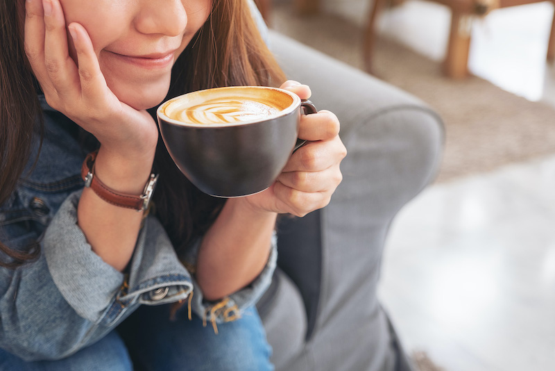 was hilft gegen muedigkkeit eine frau die kaffee trinkt